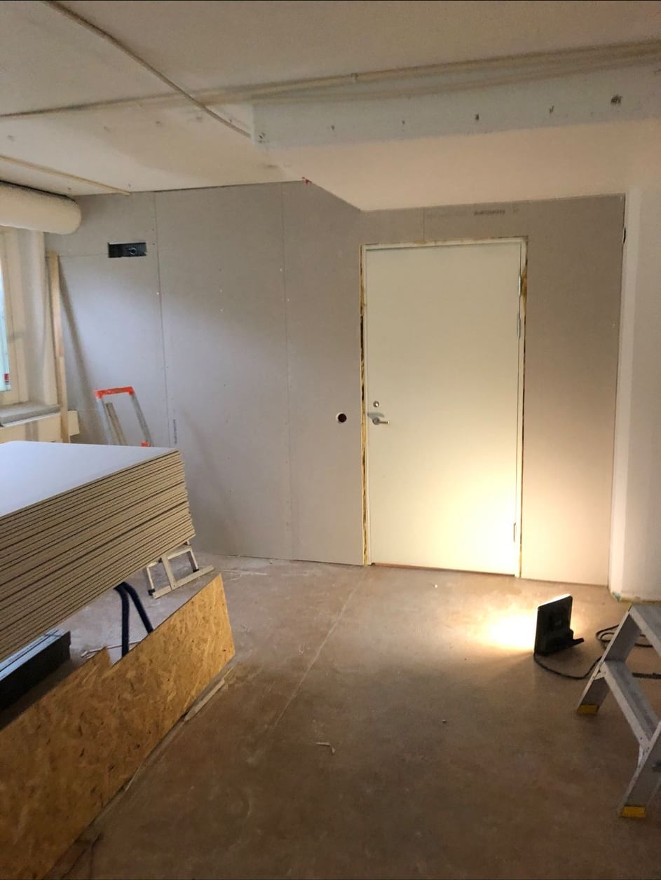 Invändigt bygge med nya gipsväggar och dörr