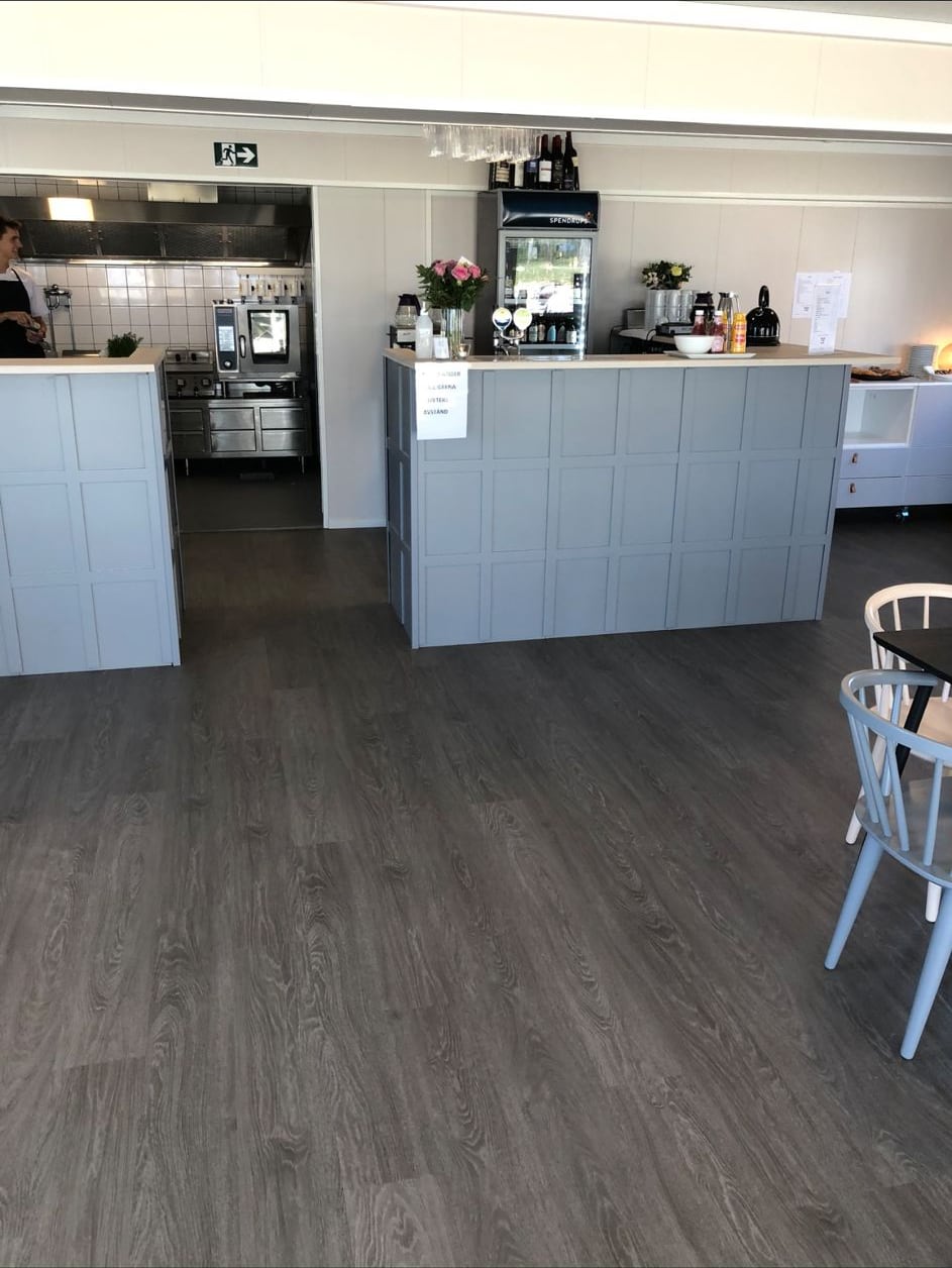 Ombyggd restauranglokal med platsbyggd bardisk