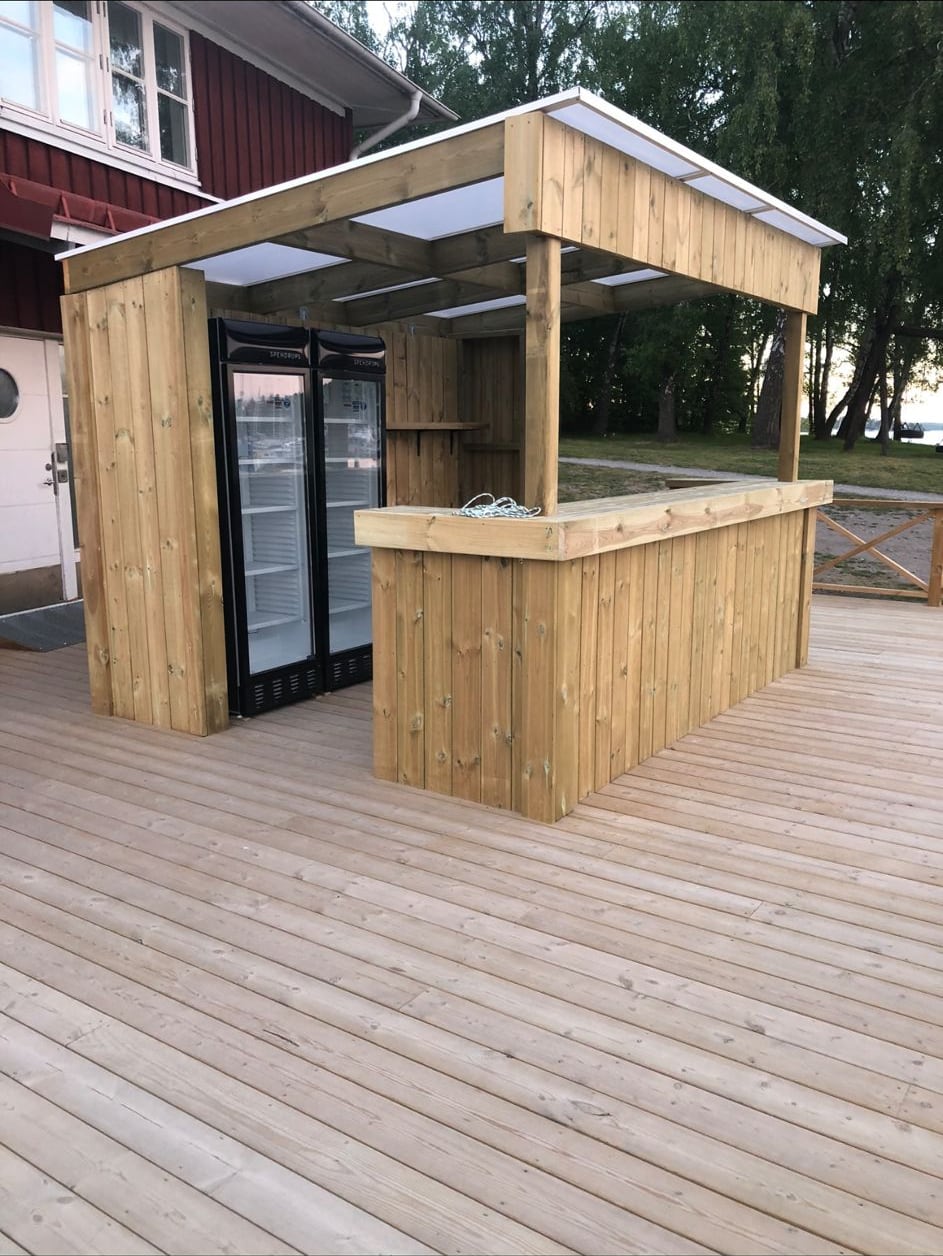 Uteservering byggd i trä av Bjurholms Bygg på Slagsta Marina